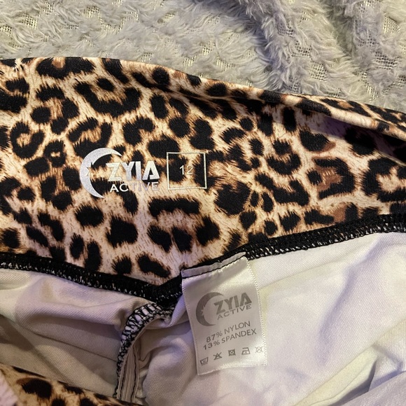 ZYIA leopard print leggings with ruched butt. Size 12 EUC - Picture 2 of 3